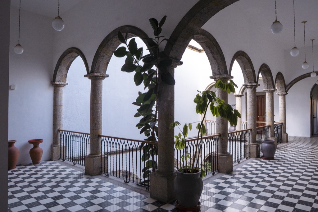 Arcos y patio de la casona Bloomhost